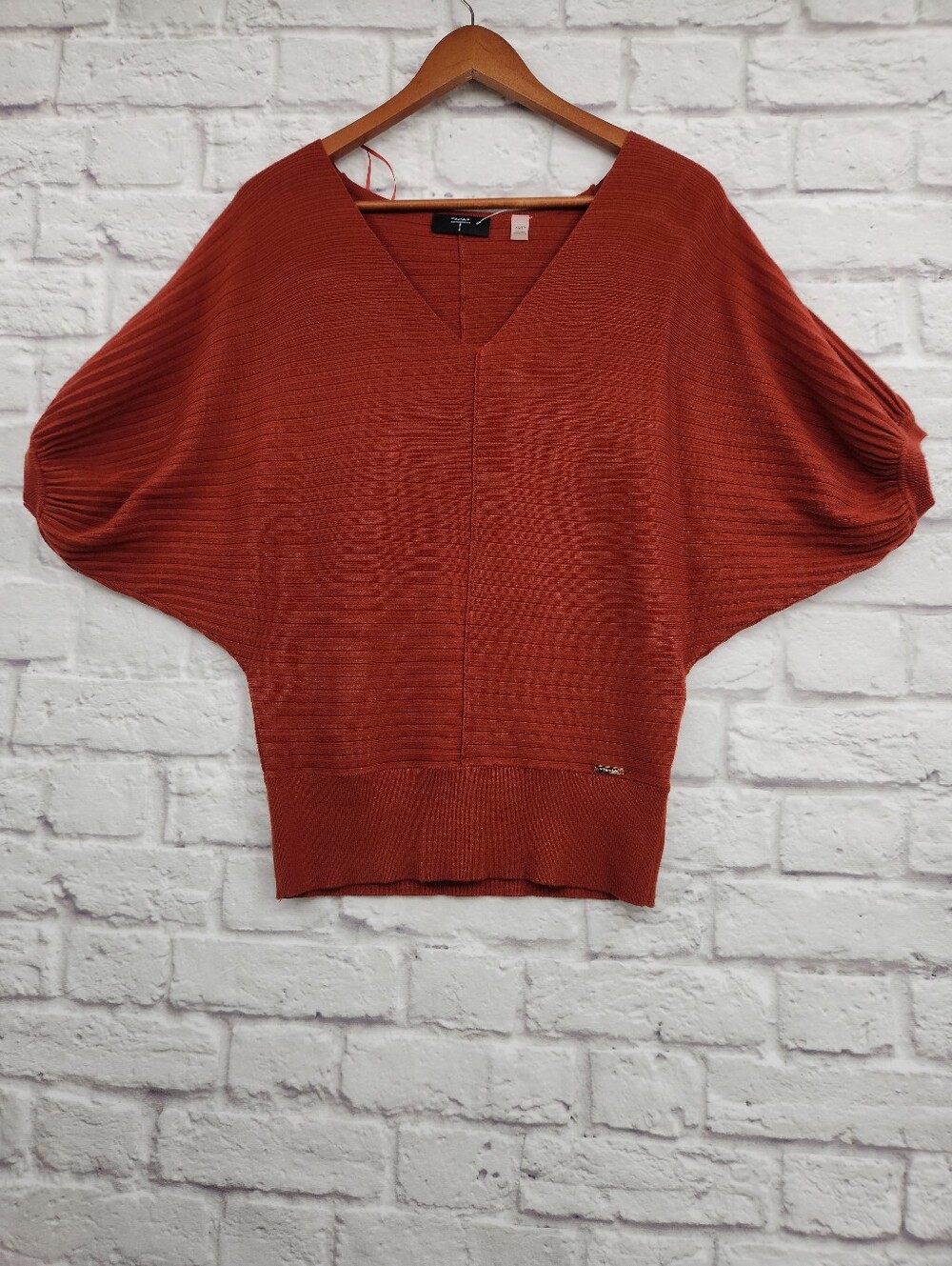 Tahari Ribbed Dolman Sleeve Sweater XS Rust V-Neck Knit Top Cozy Minimalist